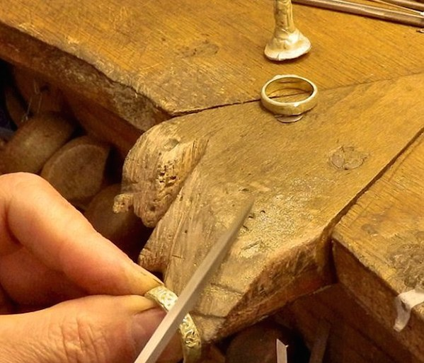 金匠Grant Logan正在雕磨這對戒指。