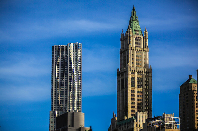 纽约：云杉街8号(8 Spruce Street)和伍尔沃斯大楼(Woolworth Building)