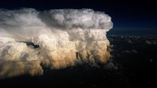3. 積雨雲 (Cumulonimbus clouds) 一般是由上升氣流造成的，由於上升氣流夾帶了大量的水氣，積雨雲會造成強烈降雨，但一般都維持不久。積雨雲可能也會產生閃電、冰雹、有時候還有龍捲風。