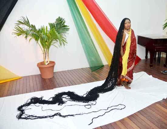 目前世界有最长头发的人是Asha Mandela，她有167.6公分长。(加油啊！Katy！)