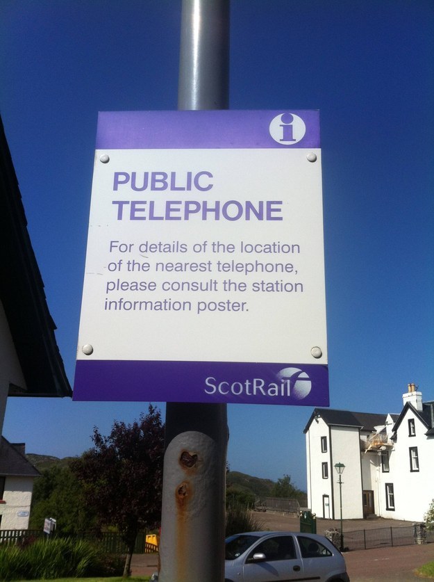 12. 牌子上頭寫：「公共電話：關於最近公共電話的地點資訊，請查看車站訊息海報。」(你可以不要這麼迂迴嗎？)