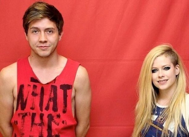 26. 还有艾薇儿 (Avril Lavigne) 的这场见面会。粉丝花了12,155元台币 ($400元美金) 到场，却被规定不能触碰、不能拥抱。(只能超尴尬的合照啊...)