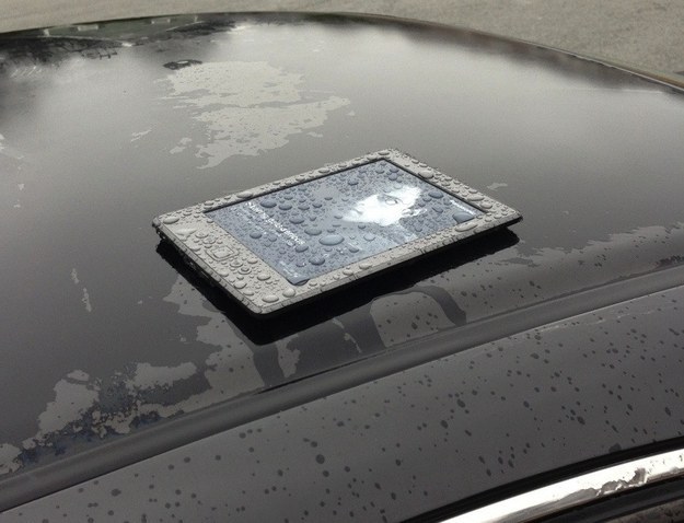 1. 这位不小心在雨季时把平板忘在车顶的老兄。