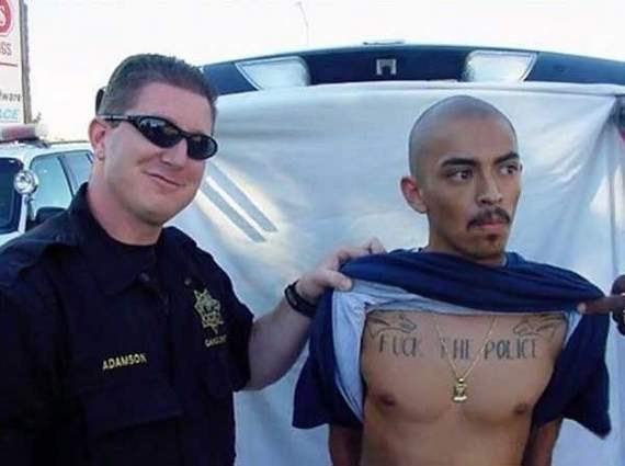 6. 這個已經囂張不起來的歹徒。胸口刺青還寫「去你的警察」...(F*CK THE POLICE)
