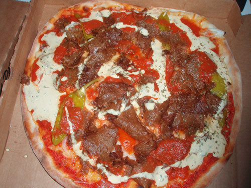 16. 瑞典人會把卡博串(kebab)放在披薩上頭。