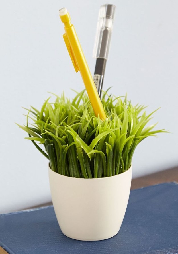 10. 如果你真的什麼也不想照顧，這個人造的植物筆筒，還是可以增添一點綠意。