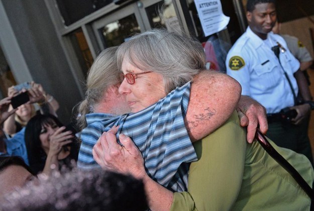 另外一位女儿，39岁的Julie Carroll，还带了Mellen的孙子去她被释放的那天，让她可以第一次抱到她的孙子。