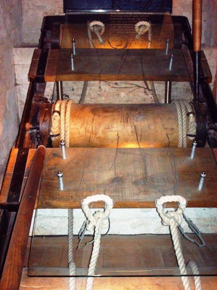 這是一個木製的平台，兩端有滾輪，受刑者的手腳各被綁在兩端。然後滾輪開始運轉，讓受刑者的身體拉長到無法承受的長度。