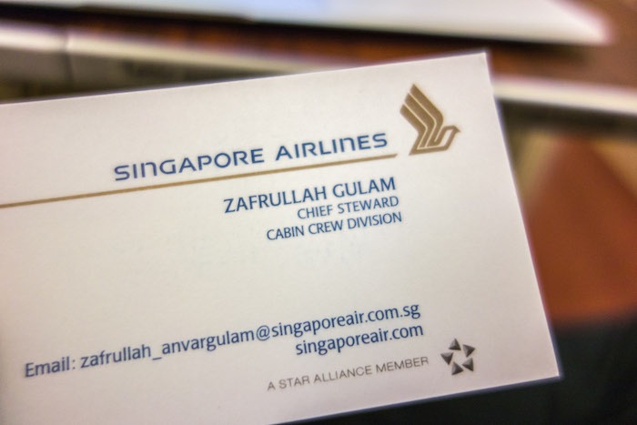 飞机的乘务长Zaf，亲自出来招呼他。