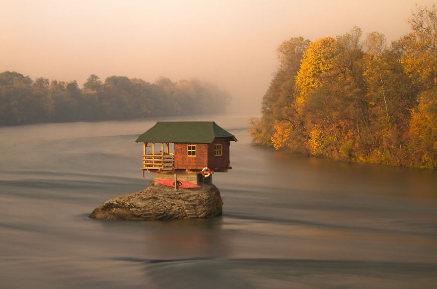 16. 塞尔维亚 (Serbia) 德里纳河 (Drina River) 中间的小屋