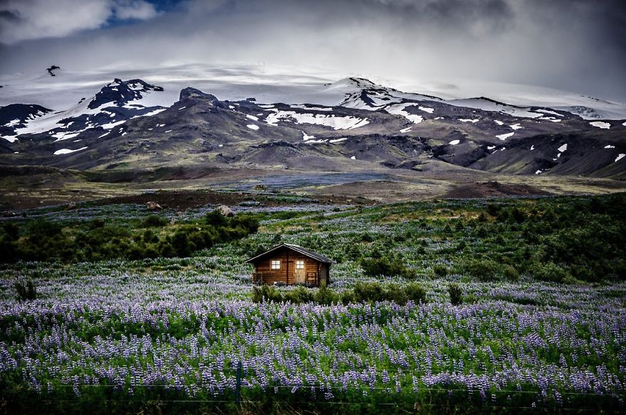 8. 冰岛山区的草原隐居小屋