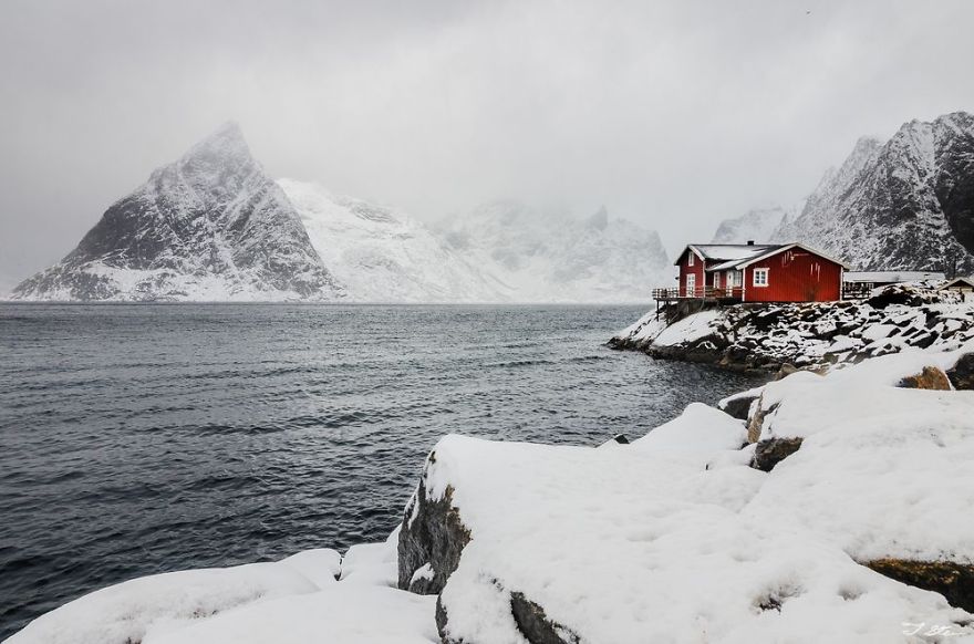 14. 挪威 (Norway)，雪中红色小屋