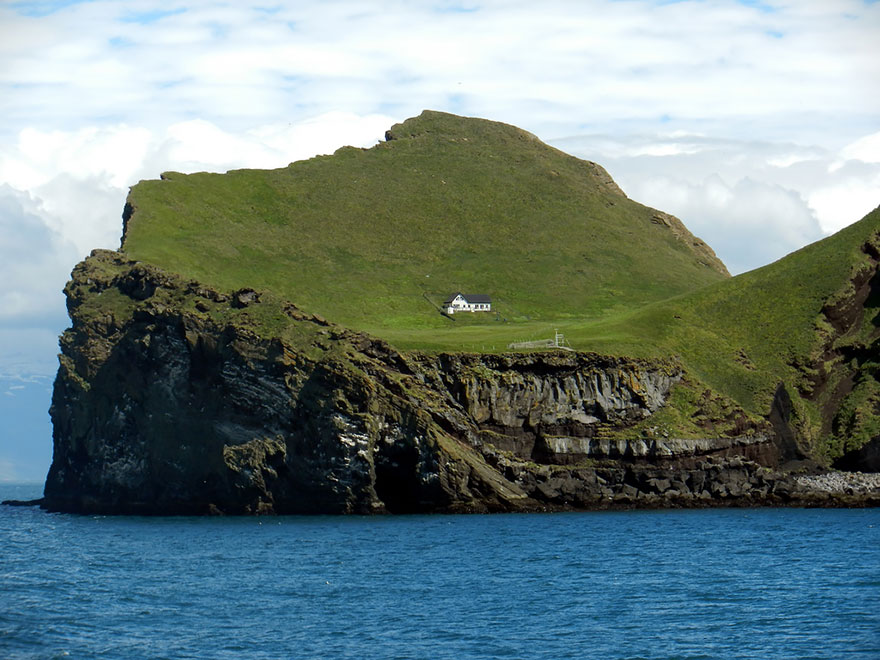 5. 冰島 埃德利扎島 (Elliðaey Island) 的小屋