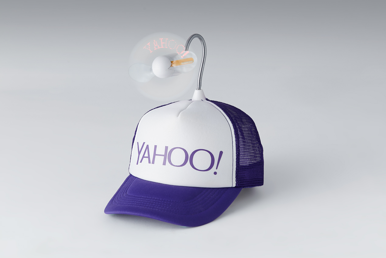 9. 「Yahoo 到站提醒牌」：你一定也有因為滑手機滑得太入迷，然後坐過站的經驗吧！現在你可以使用這個「Yahoo 到站提醒牌」，將站名輸入到手機裡頭，就會顯示在你的頭上，讓隔壁的乘客就會來提醒你了。