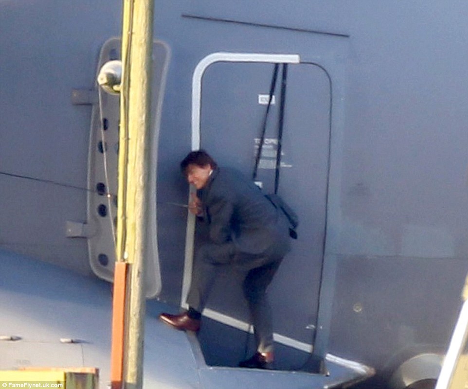 电影中，他一样是饰演特务伊森·韩特 (Ethan Hunt)，他穿着一席西装，就惊险地攀爬在空中巴士A400M飞机外头。