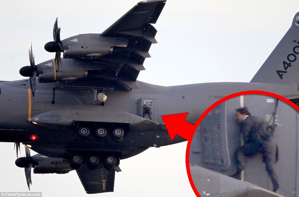在电影《不可能的任务5》(Mission Impossible 5) 的拍摄过程当中，52岁的阿汤哥 (好，我也看不出来他有50岁了...) 亲自在英国乡间1,524公尺高空上的飞机「外头」，上演了这个惊险的特技。