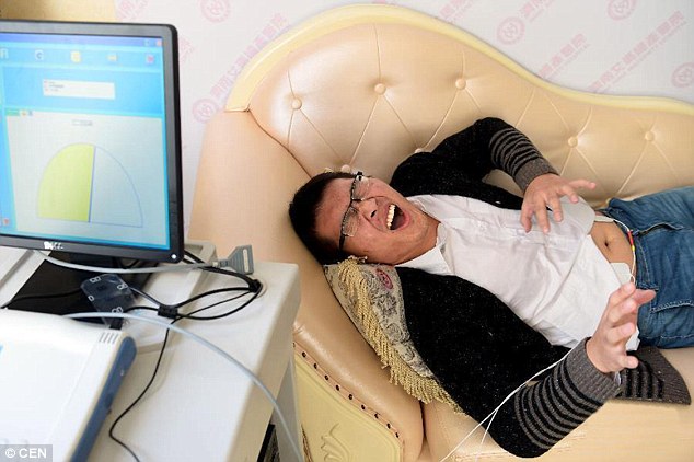 A hospital in the city of Jinan in eastern China's Shandong Province is hooking men up to a childrbirth simulator to see what their partner's go through.