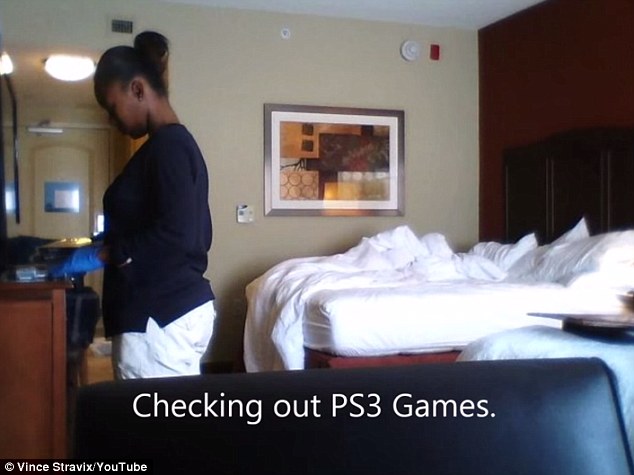 一名在美国知名饭店投宿的旅客，在暂时离开饭店时将笔记型电脑开到录影的模式，并录到这样的画面...(她正在打量房客的PS3游戏机和里面的游戏)