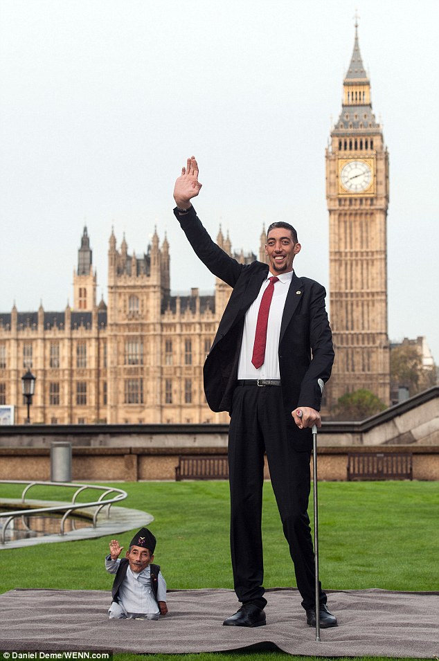 在金氏世界纪录60周年这一天，世界上最高的人和世界上最矮的人见面了！在英国国外会头，54.6公分的张德拉·丹奇 (Chandra Dangi) 和246公分的苏丹·科塞 (Sultan Kösen) 两人之间悬殊的身高差距，实在让人叹为观止。