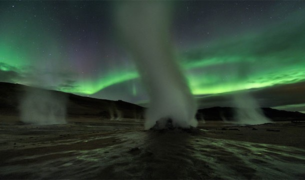 17. 蒸汽塔：加上北极光的衬托，这个自然现象使得此区域像是一个真实的科幻电影场景。