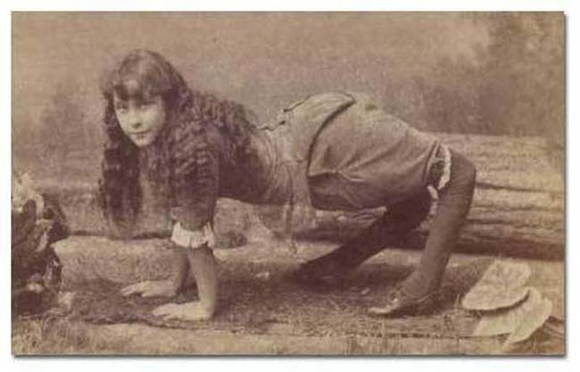 1.) 「骆驼女孩」Ella Harper，她因为以四只脚走路而获得这样的称号。