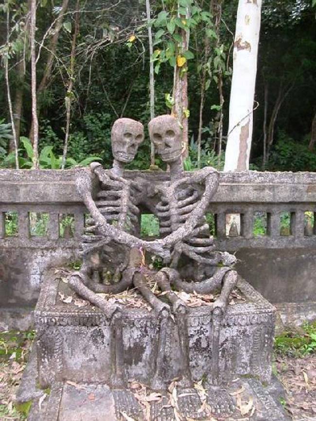 無盡的愛，來自泰國的墓碑