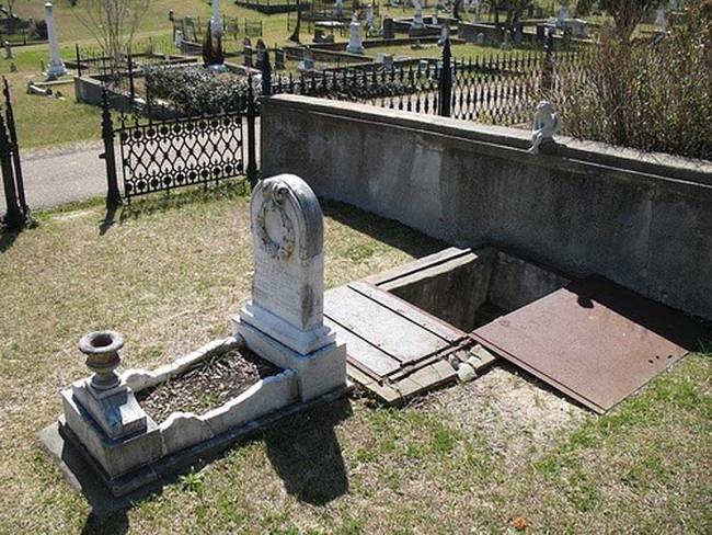 這個特殊的墳墓有個讓人揪心的故事：一位母親幫10歲的女兒做了這個墓，而女兒生前最怕大雷雨，於是建造了一個往下直達棺材的通道，每當雷雨時，就會進去安撫她的孩子。