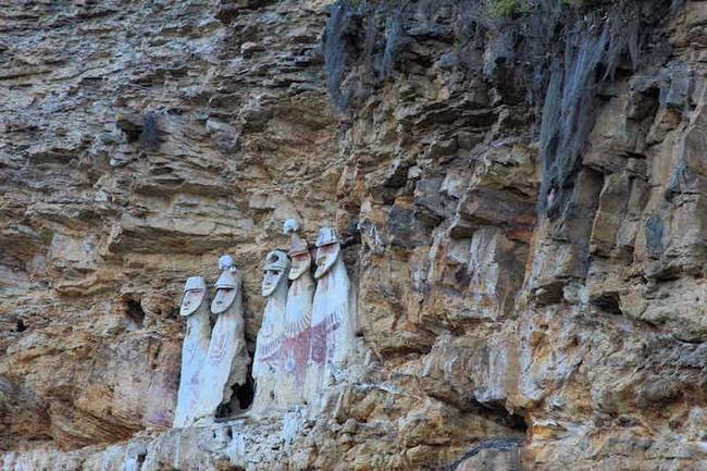 这些雕像其实是位于祕鲁Chachapoyas 西北方60公里处的石棺。