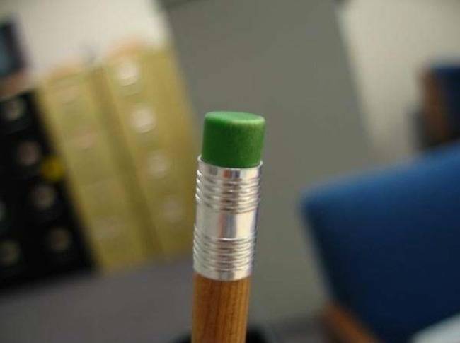 18.) 在鉛筆尾端被加上橡皮擦之前，人們用麵包擦拭鉛筆痕跡。