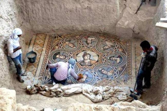考古学者在Zeugma进行挖掘工作，在图中，他们正在挖掘出的作品里头有9个缪斯（Muse）女神。