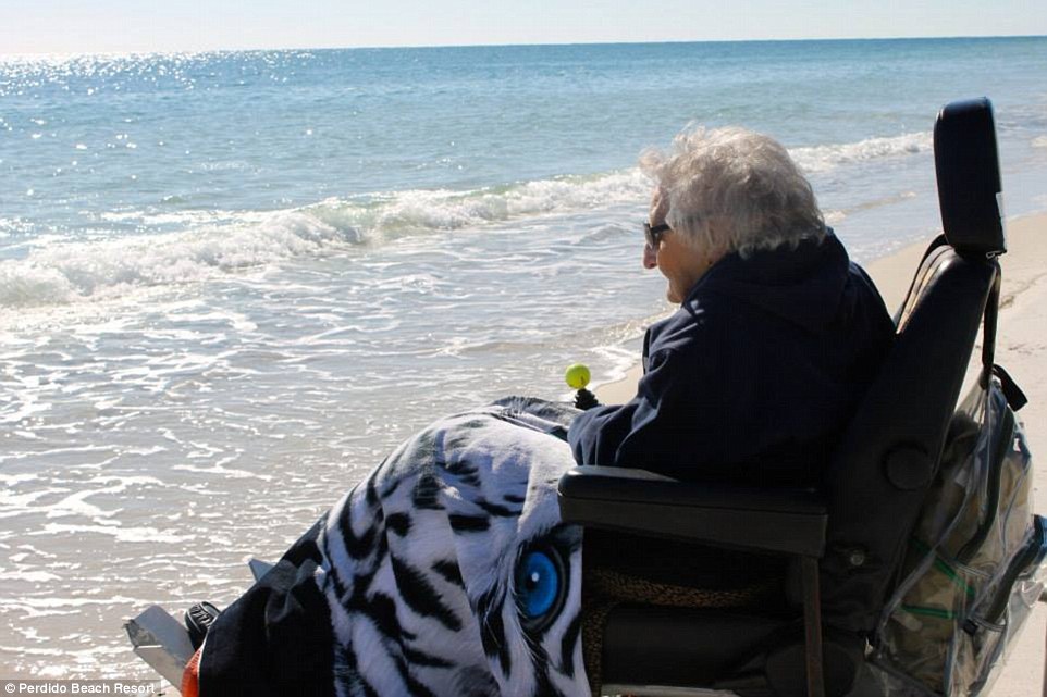 终于，在她即将迈入101岁生日的时候，活了一整个世纪的她才终于亲眼见到大海。多亏有一个生活辅助中心的帮助，老太太得到了全额的旅费赞助，来到了墨西哥湾。