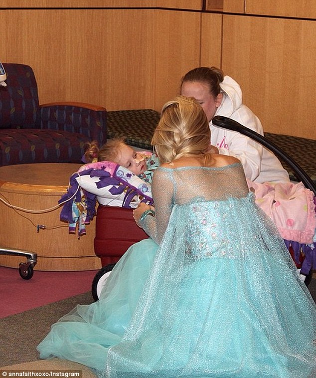 安娜与她的亲生妹妹搭档一起演出冰雪奇缘姊妹档，到医院拜访病童及癌症病患。