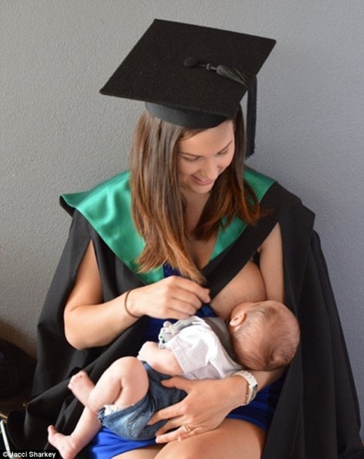 剛畢業於澳洲陽光海岸、24歲的Jacci Sharkey驕傲地在臉書上貼出她戴著畢業帽、穿著袍服，並以母乳哺育兒子Alek的照片，她的學校甚至也轉發了該照片，至今已經超過了20萬個讚
