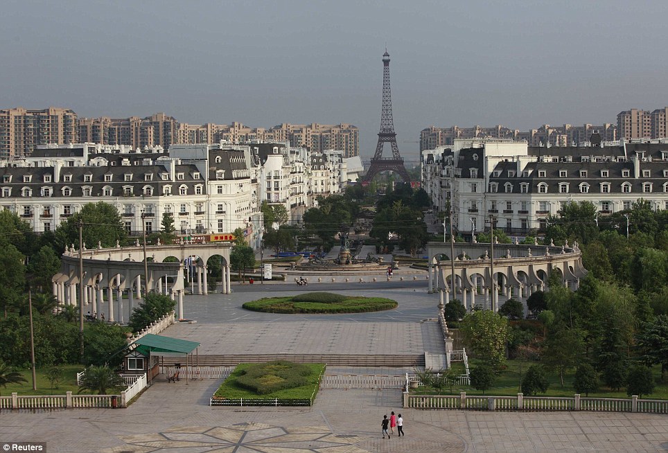杭州天都城雖然是複製版的小巴黎，但事實上空蕩蕩的，並不特別熱門。
