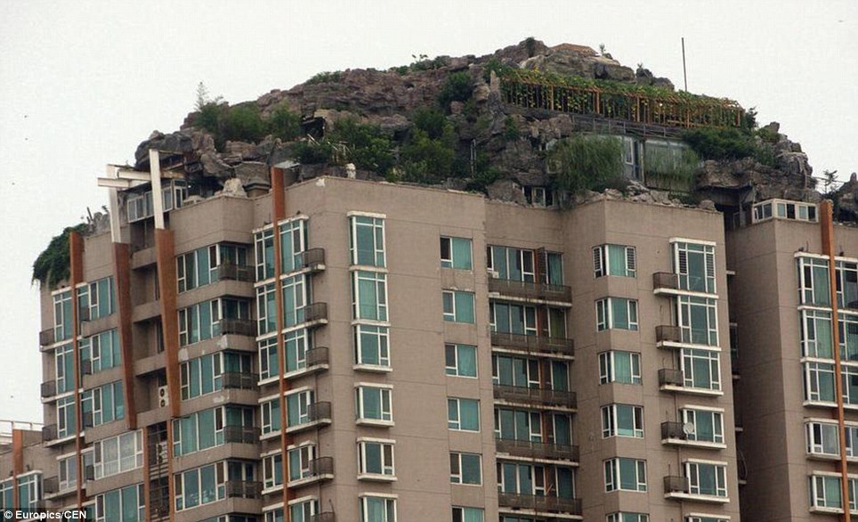 危險性：這間山中的住所似乎是由建築物的周圍增加鋼筋支柱支撐。