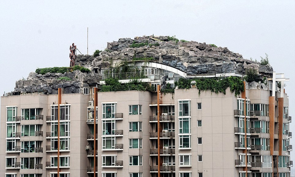 張教授花了6年的時間搬運石材到公寓頂樓建造他的夢幻山中閣樓。