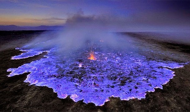 4. 蓝色岩浆：位于印尼的火山因硫磺气体于极度高温的情况下导致岩浆变成蓝色。