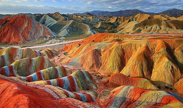 7. 丹霞地貌： 百萬年來，紅砂岩和礦物分布於中國大陸某些地區，造成如此彩虹般的面貌。