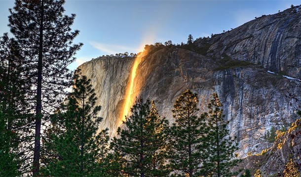 11. 马尾瀑布：加州优胜美地国家公园，在2月份某些时候就像金黄色岩浆自矿石中流下一般。