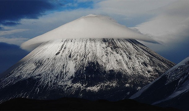 12. "飞碟云"：湿润的空气覆蓋山头时形成飞碟般的云。
