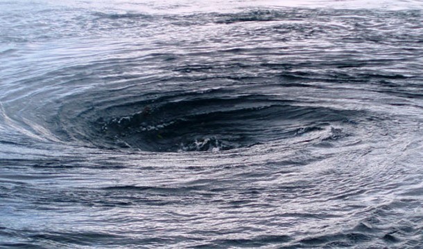 14. 挪威近海的大漩渦: 流向不同的海流造成這些漩渦，這些漩渦的水流足以困住船隻和游泳者。