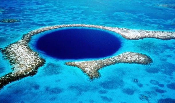 21. 蓝洞：这个贝里斯的观光景点是由于地层腐蚀而造成海平面高度不均所形成。