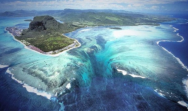 23. 地下瀑布：毛里求斯岛屿，海平面的急降造成海底瀑布的错觉。