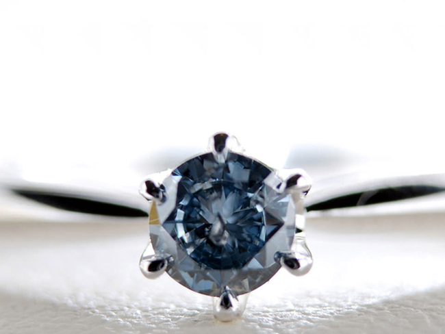 经过切割和抛光程序的钻石，里头的蓝色来自于骨灰中硼元素的量。