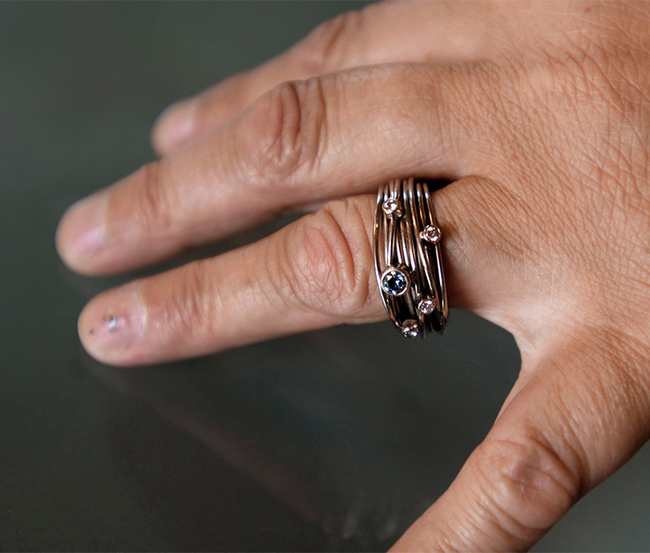 客户可以选择将钻石制成戒指或其他饰品。