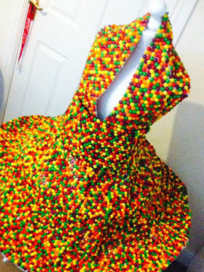 這花了145包彩虹糖來做出這件衣服。