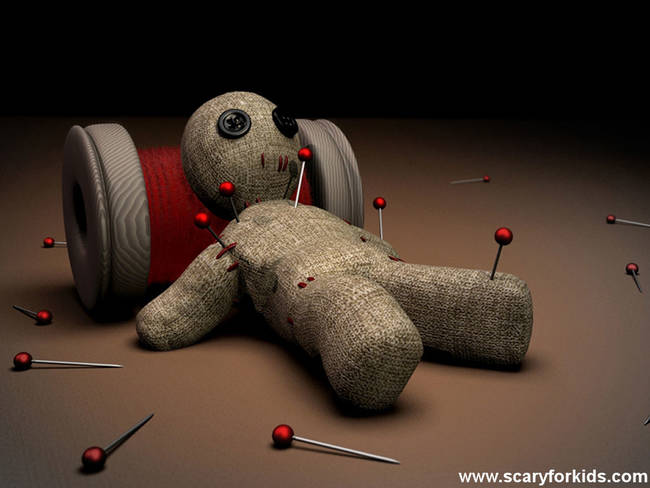人們常常以為巫毒娃娃上頭插著的針是用來傷害該對象，事實上針的目的只是在娃娃上釘上人物的照片或畫像。