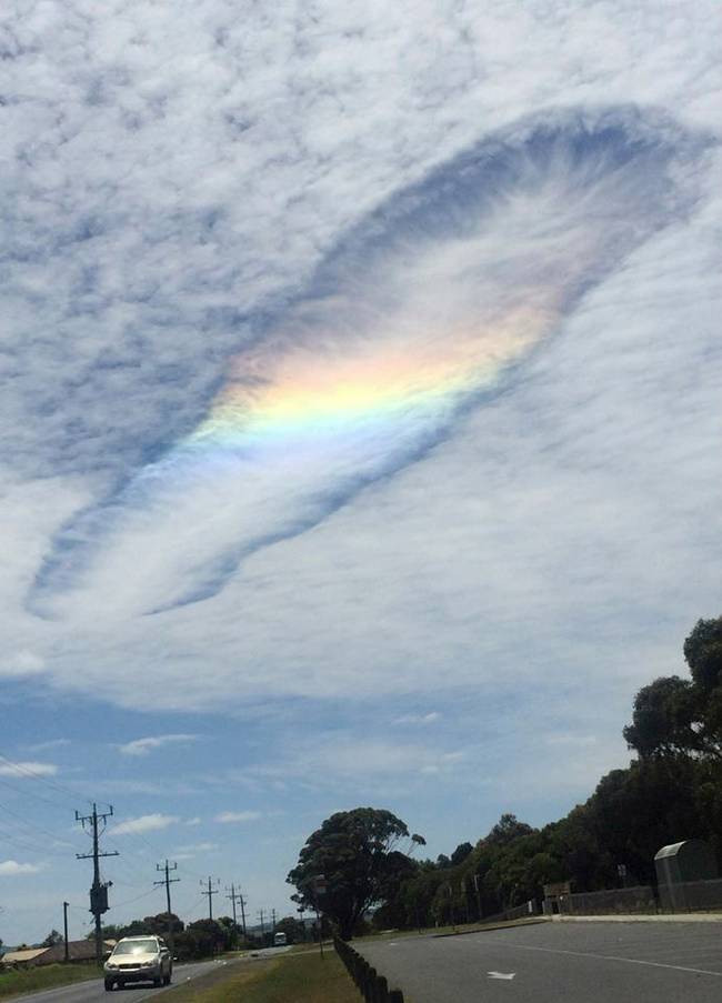 这是在澳洲维多利亚上空的雨幡洞云奇景。