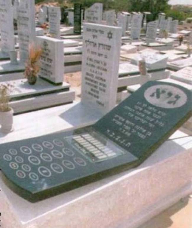 這是...很喜歡講電話的人的墳墓？