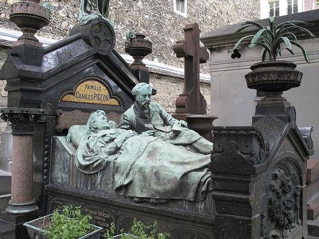 一座在法國巴黎的墓園裡，有著讓人屏息的美麗墓碑雕像